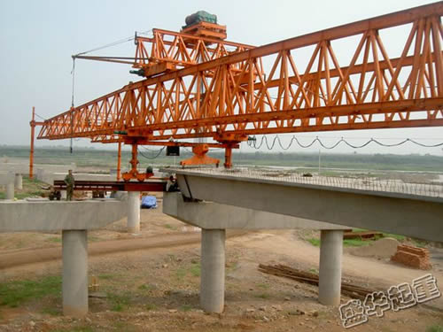 鐵路架橋機