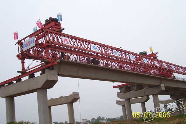 公路鐵路兩用架橋機(jī)