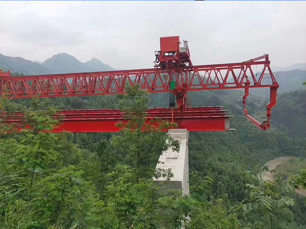 陜西銅川架橋機(jī)廠家穿安全帽